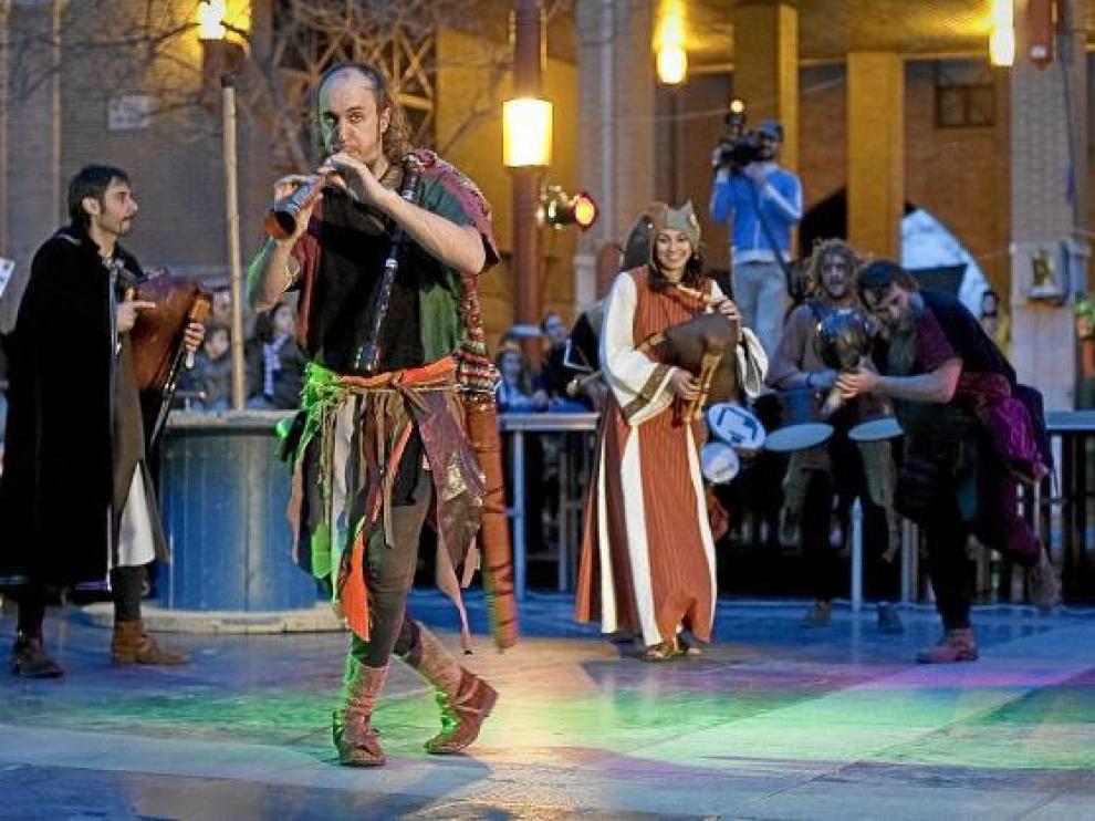 Los grupos participaron en una gran fiesta en la plaza de San Bruno.
