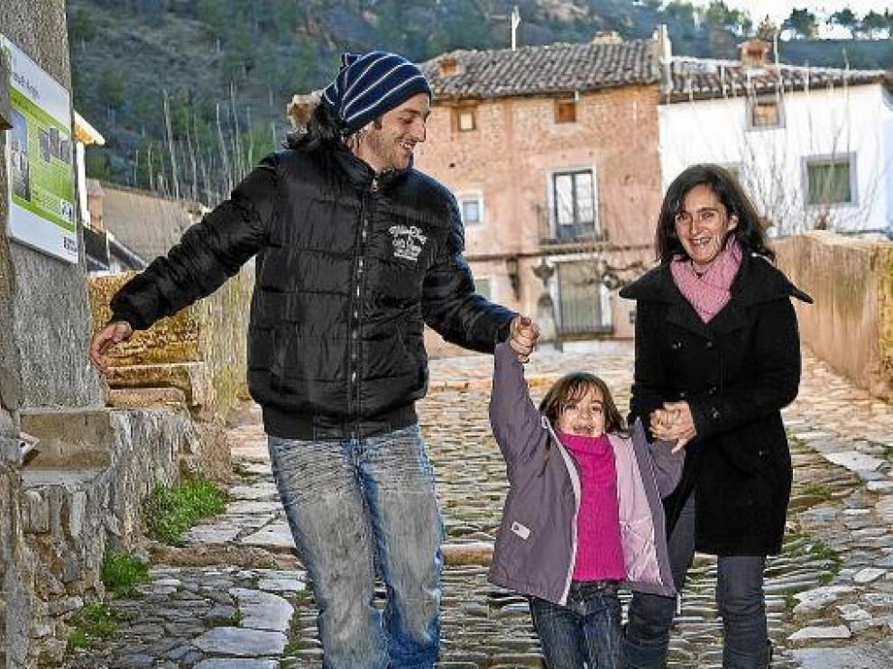 Óscar, Silvia y la pequeña Idaira, paseando por Torrijo de la Cañada.
