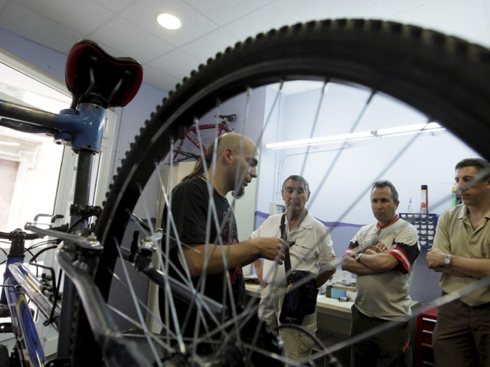 Centro de reparación de La Ciudad de las Bicis, una de las promotaras de la Biciescuela