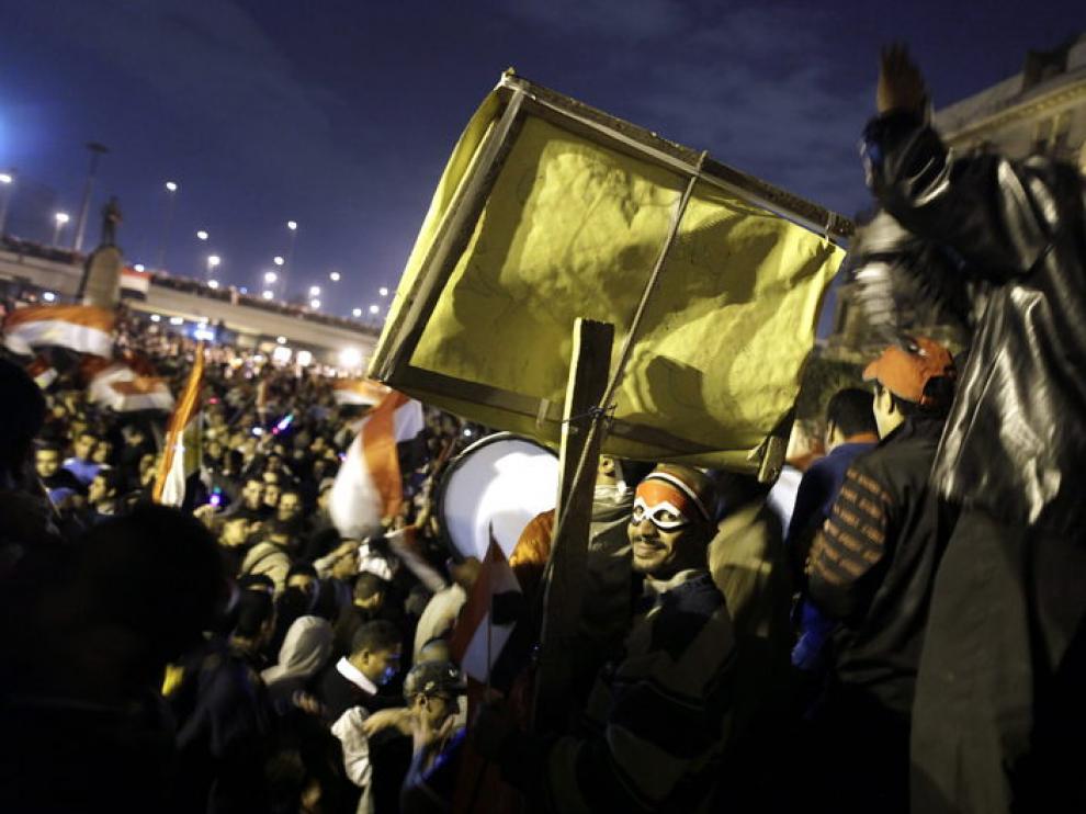 Las celebraciones por la caída de Mubarak se han prolongado toda la noche en Egipto
