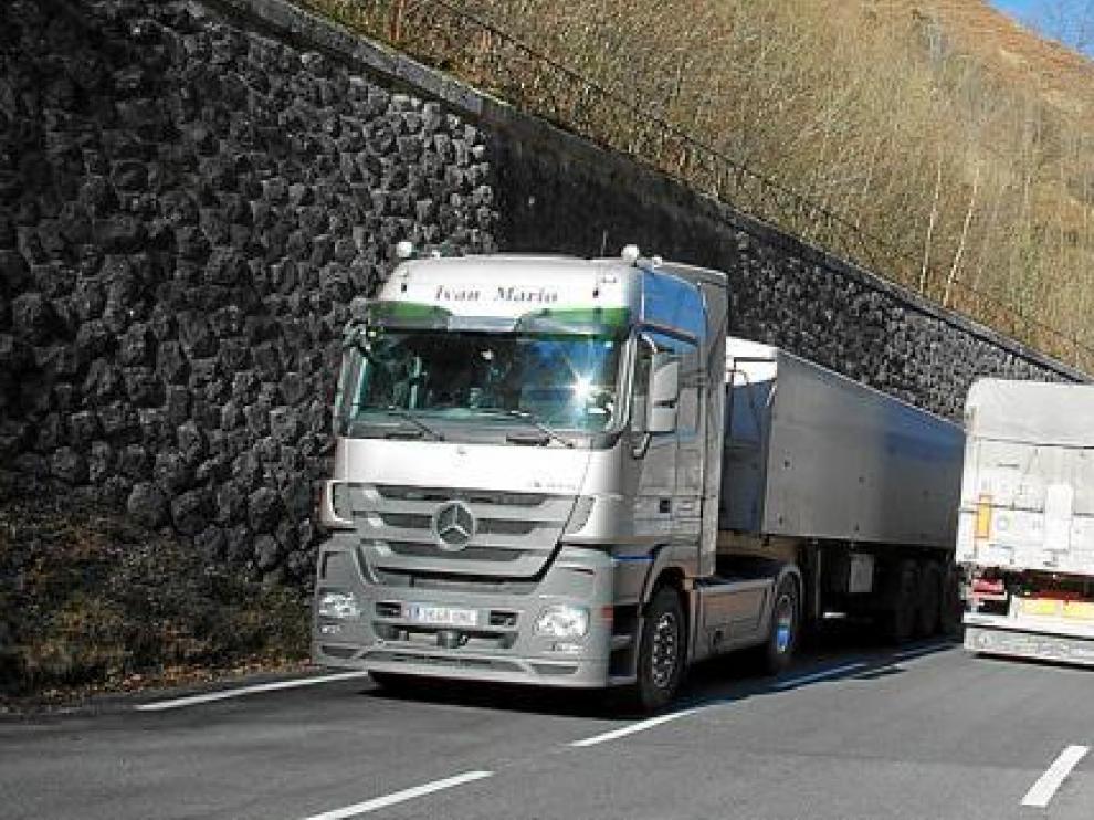 Los camiones españoles se adueñan de la carretera RN-134 en el valle del Aspe por el Somport. Línea férrea abandonada, en Etsaut.