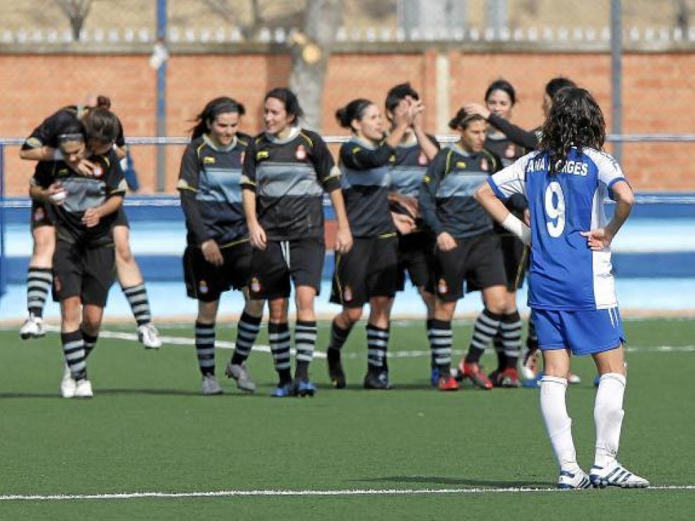 La jugadora del Prainsa Ana Borges mira cómo sus rivales celebran uno de sus goles.