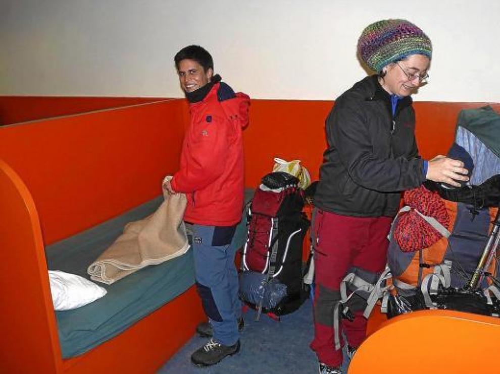 Dos peregrinas en el albergue de Jaca, que en los meses de invierno está menos frecuentado.