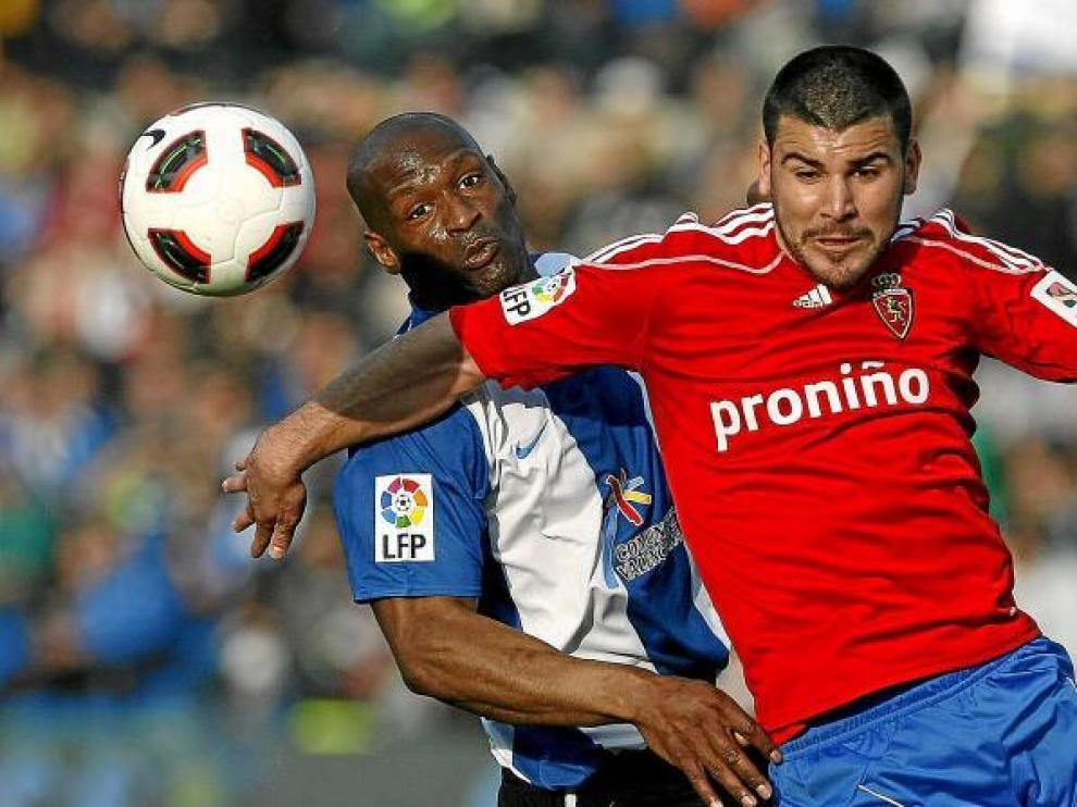 Braulio pelea una pelota con Pamarot, uno de los centrales del Hércules.