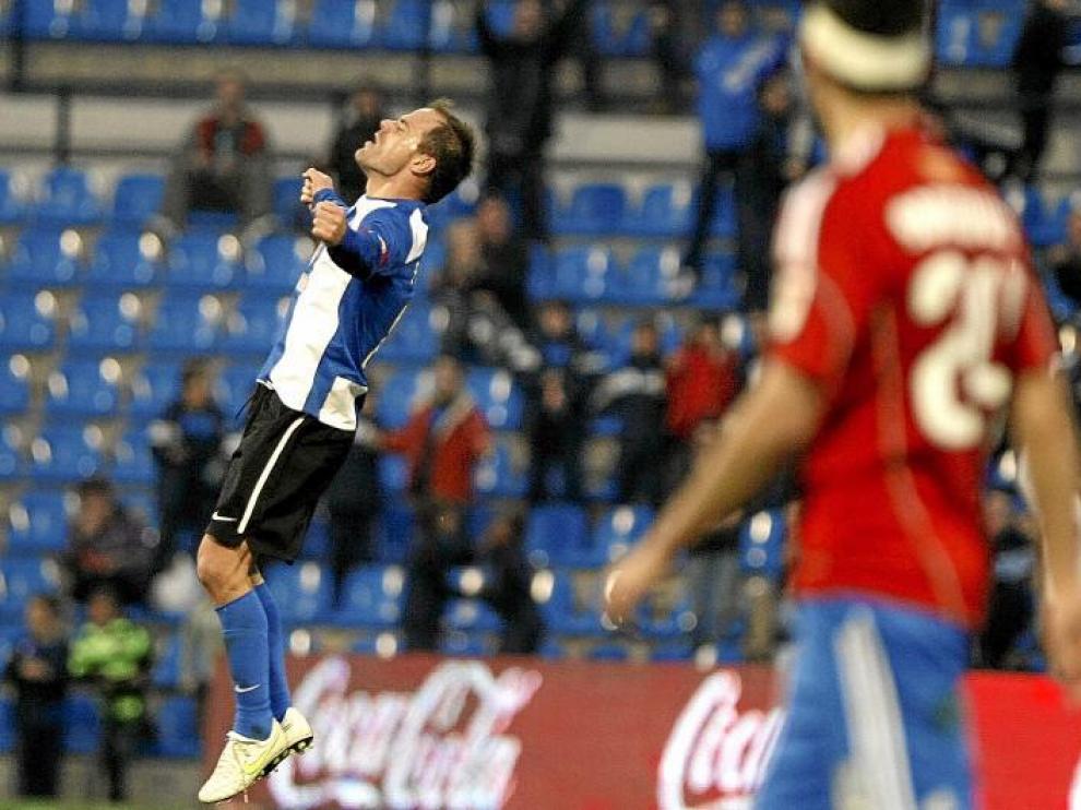 El centrocampista del Hércules Francisco Javier Farinós celebra, con razón, su tremendo gol.