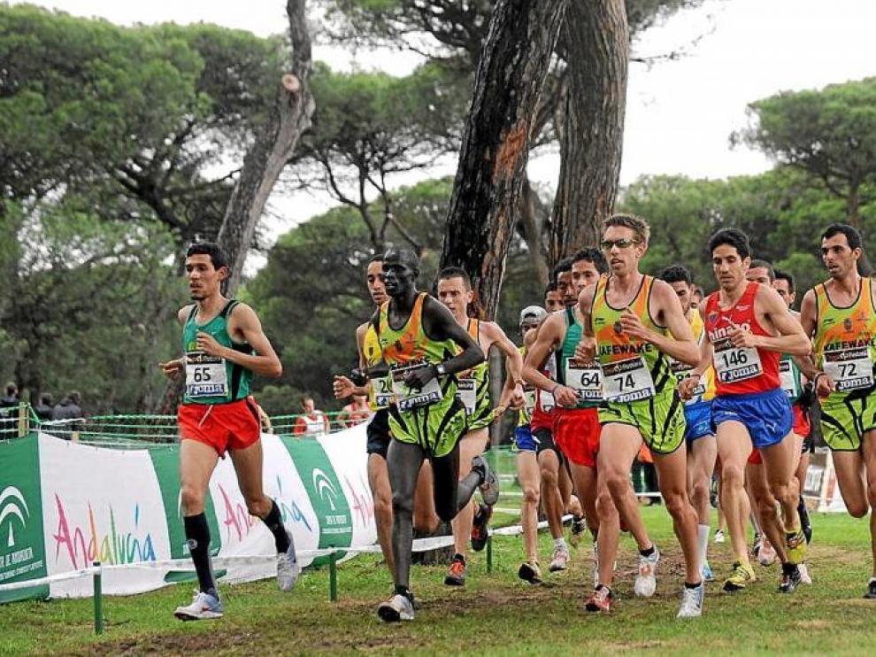 Eliseo Martín (dorsal 146) lideró al Hinaco Monzón en el cross largo.