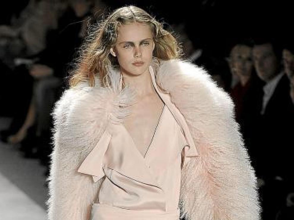 'Glamour' rosa empolvado en un modelo de Prabal Gurung.