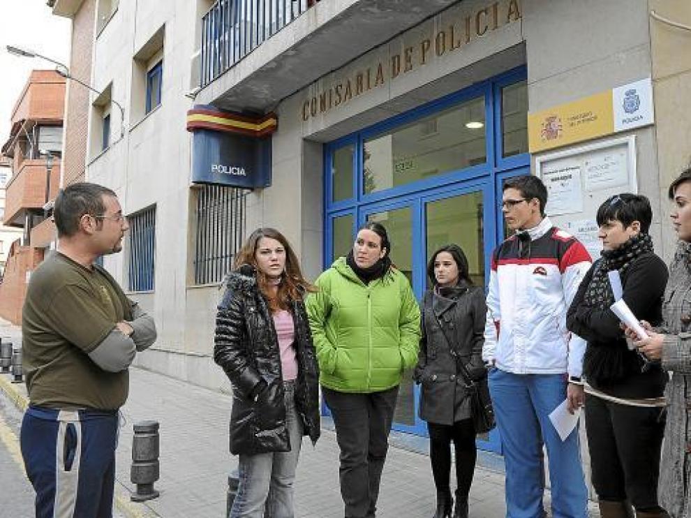 Algunos de los denunciantes, en la puerta de la Comisaría, tras presentar la reclamación.