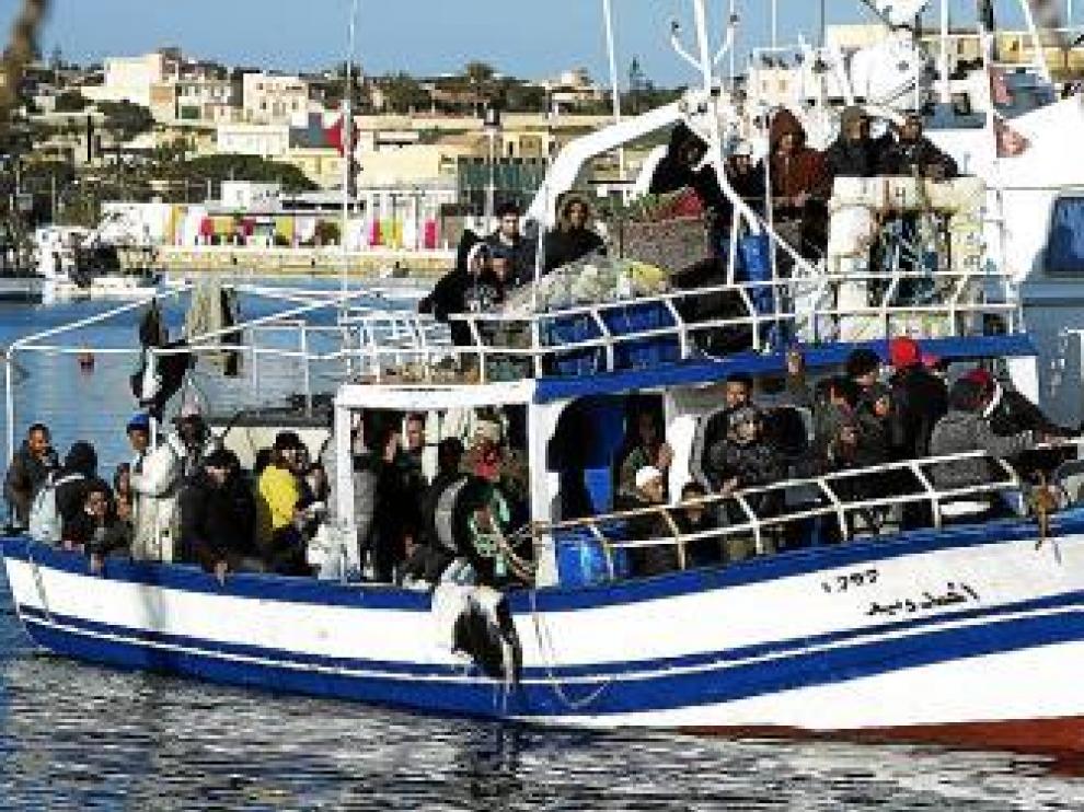Una barca cargada de tunecinos llega a Lampedusa, ayer.