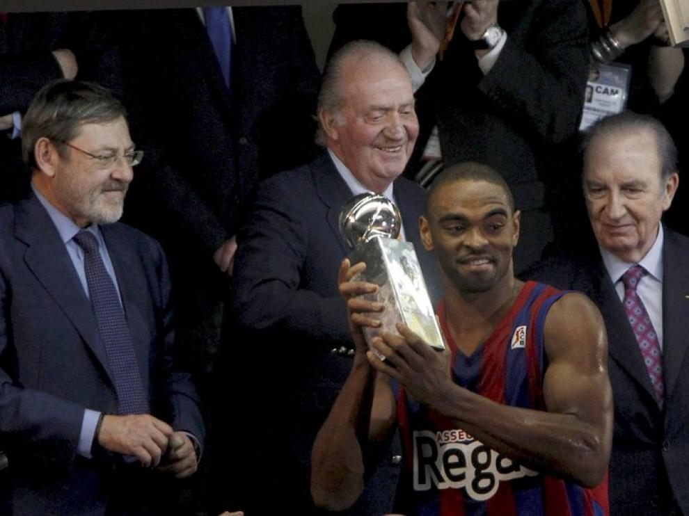 Anderson con su trofeo como mejor jugador de la Copa