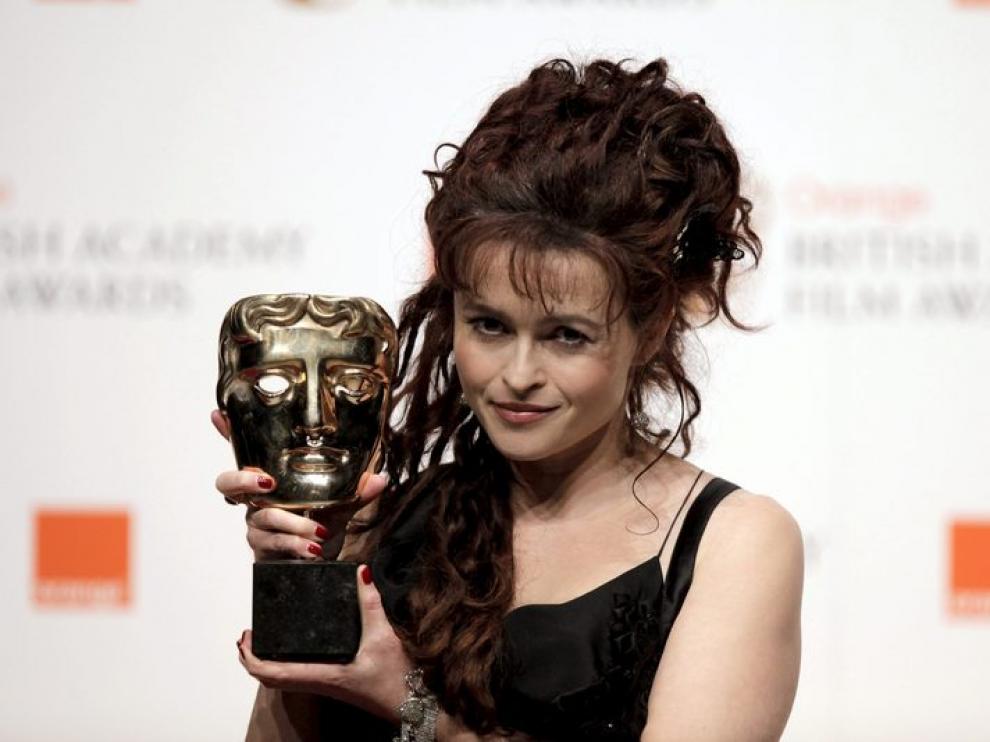 La actriz Helena Bonham Carter posa tras ganar el premio por la categoría mejor actriz secundaria