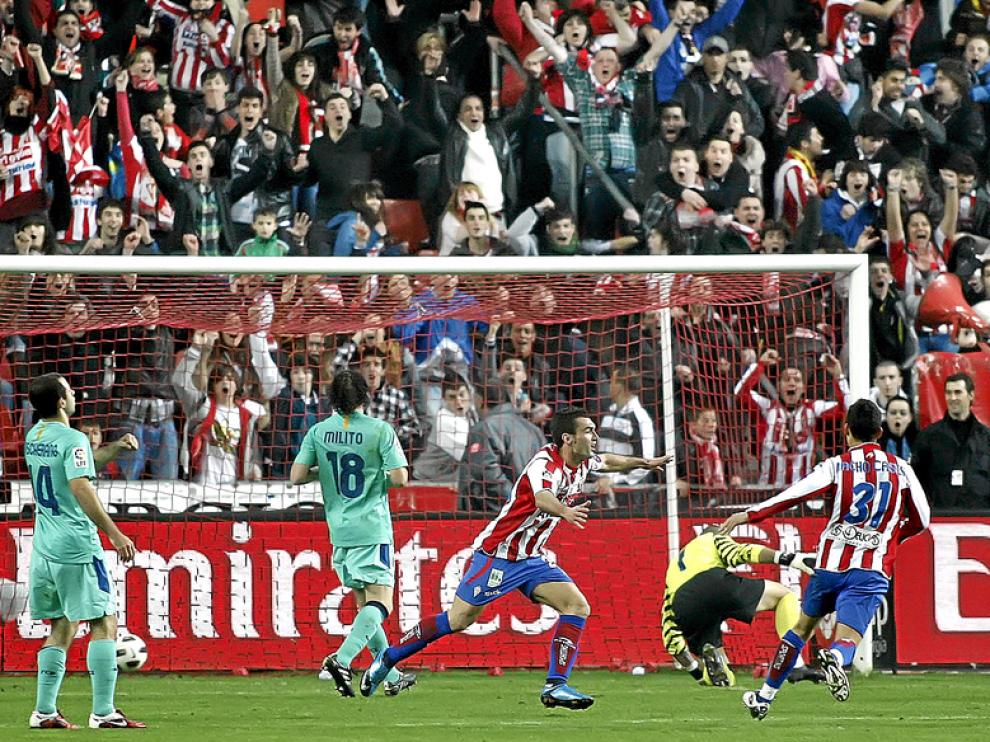 Barral, autor del gol asturiano, celebra el tanto conseguido ante el Barça