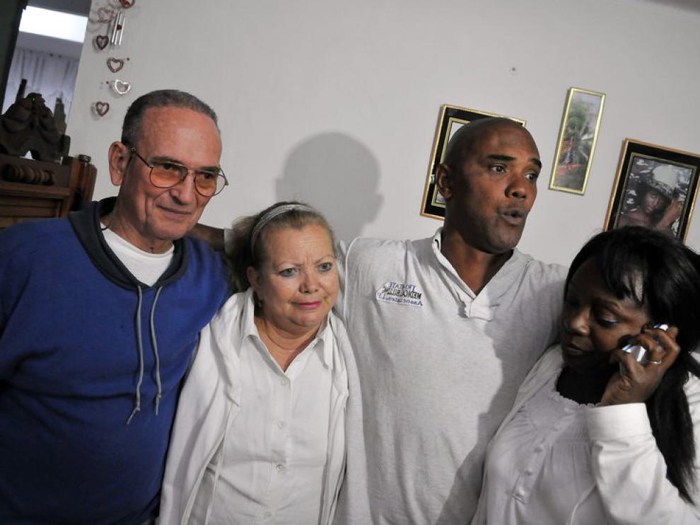Los disidentes cubanos Héctor Maseda y Ángel Juan Moya, junto a sus esposas, hoy en La Habana