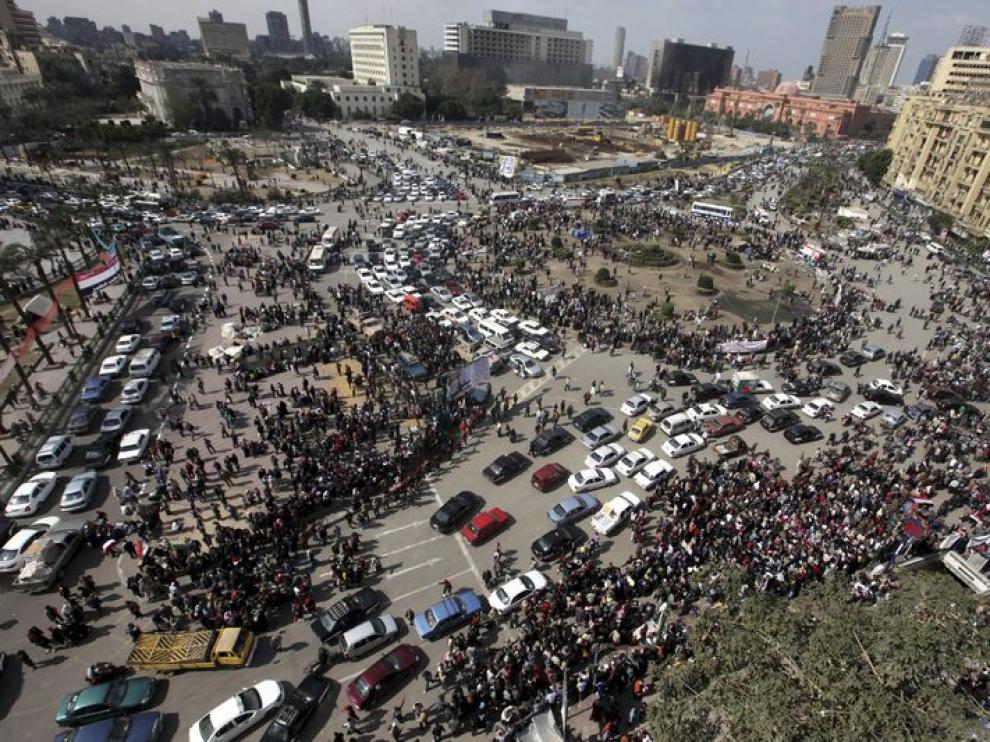 Vista general de la plaza Tahrir, donde siguen llegando miles de manifestantes