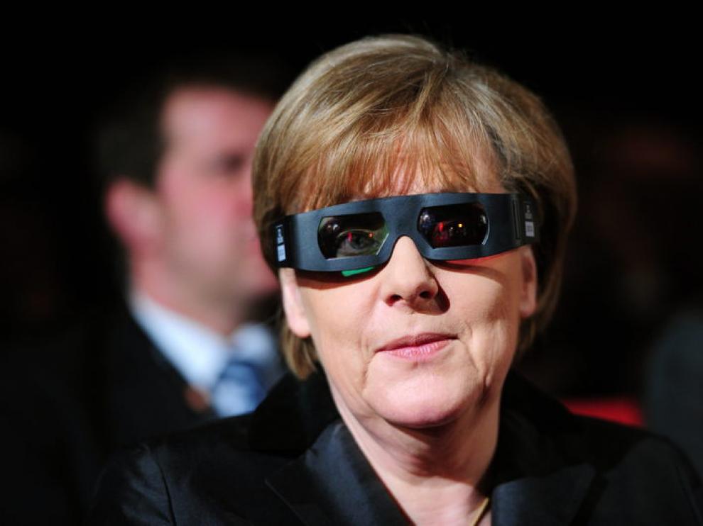 Angela Merkel con las gafas 3D en el festival de Berlín