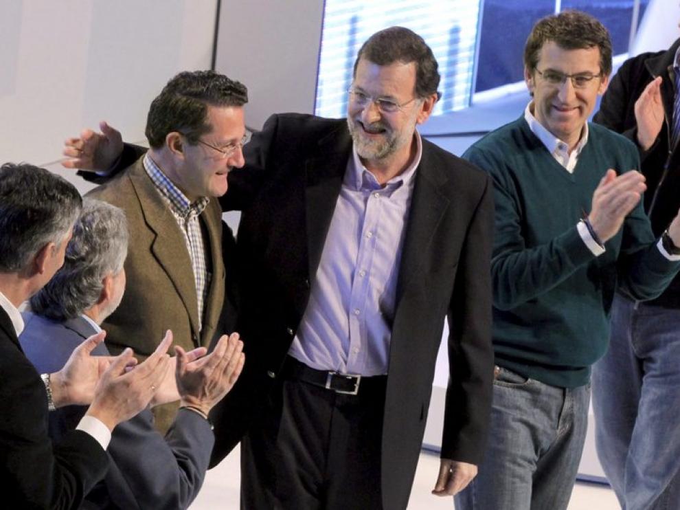El presidente del PP, Mariano Rajoy, junto a los candidato a las alcaldías gallegas