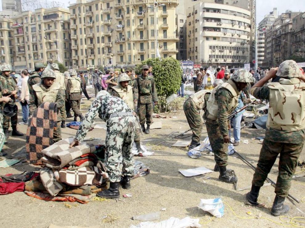 Los soldados desmontan las carpas en la plaza Tahrir,