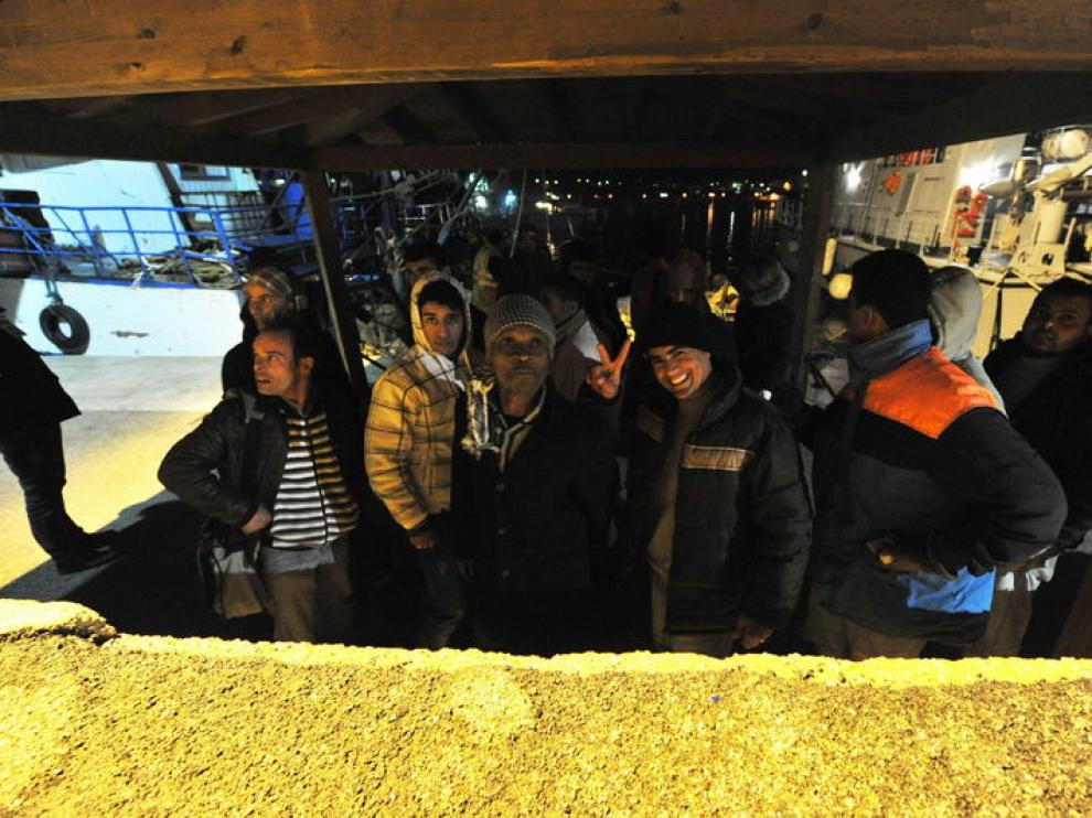 Imigrantes tunecinos, anoche, a su llegada a Lampedusa