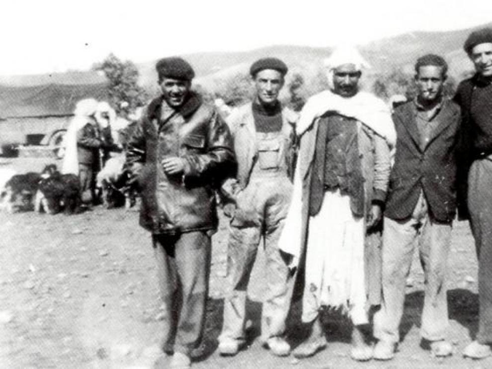 Antonio Alegre, de Pomar de Cinca, Huesca (primero por la derecha), durante su estancia en Argelia.