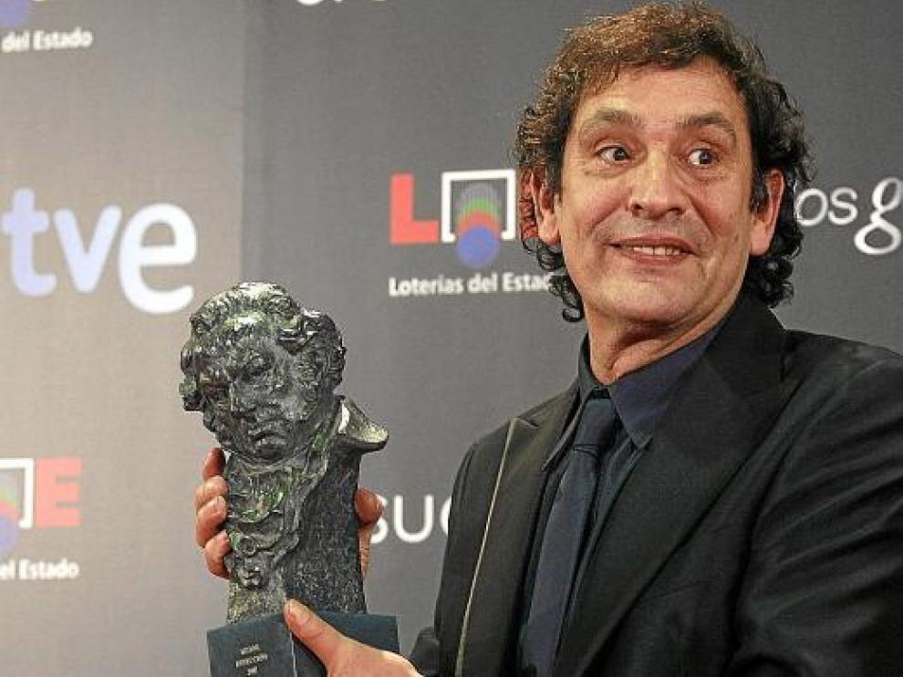 Agustí Villaronga, con uno de los bustos de Goya con que la Academia premió su cinta 'Pan negro'.