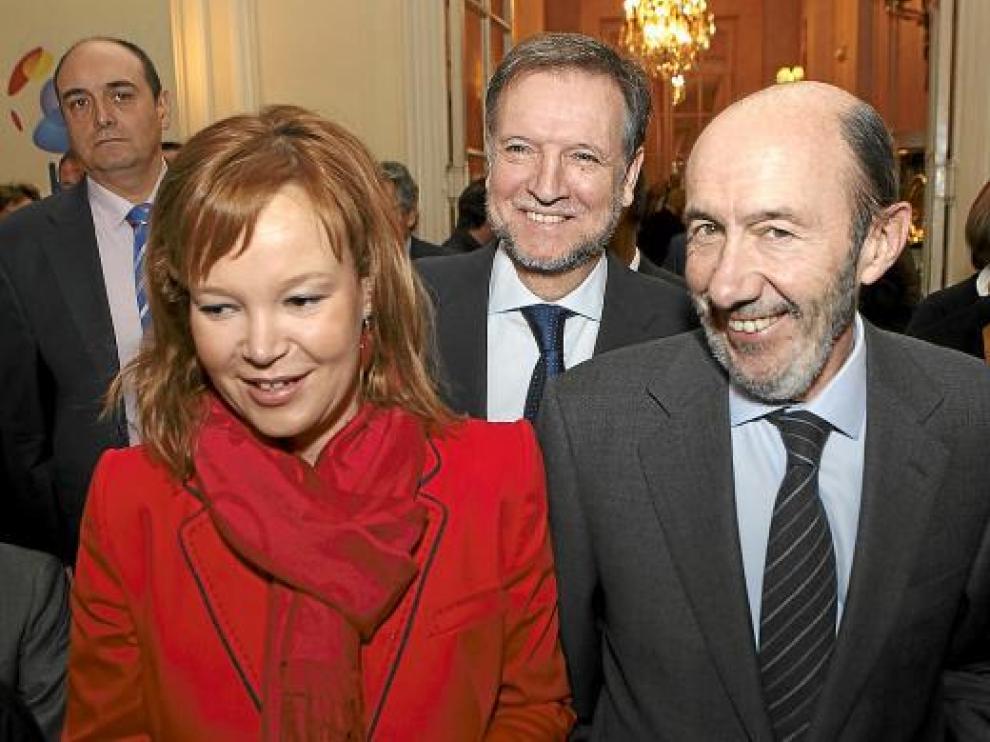 Rubalcaba fue el encargado de presentar el acto de Marcelino Iglesias. Junto a ellos, Leire Pajín.