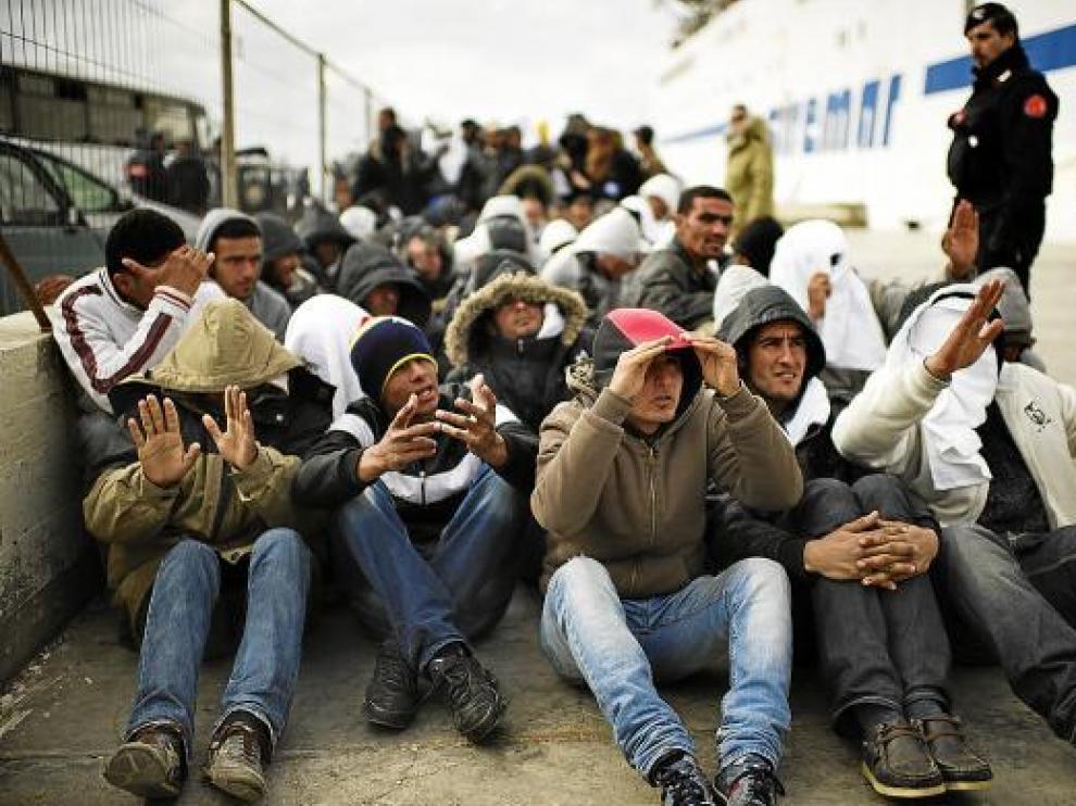 Inmigrantes tunecinos a su llegada a la isla italiana de Lampedusa.