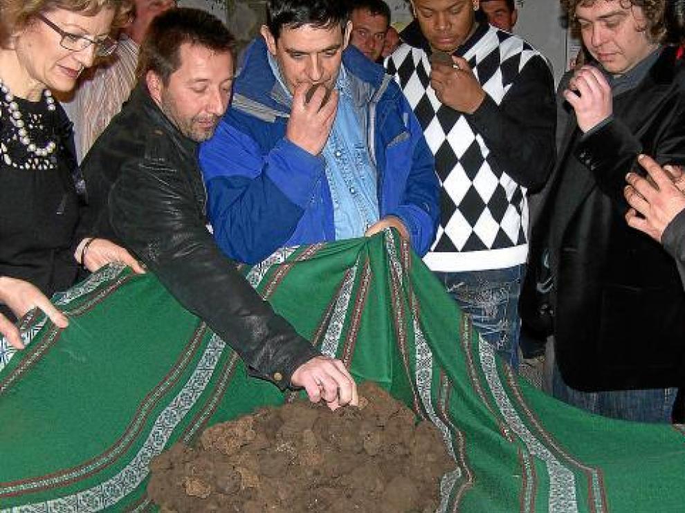 Los restauradores de Aínsa ya pudieron disfrutar ayer del aroma de las trufas que cocinarán.
