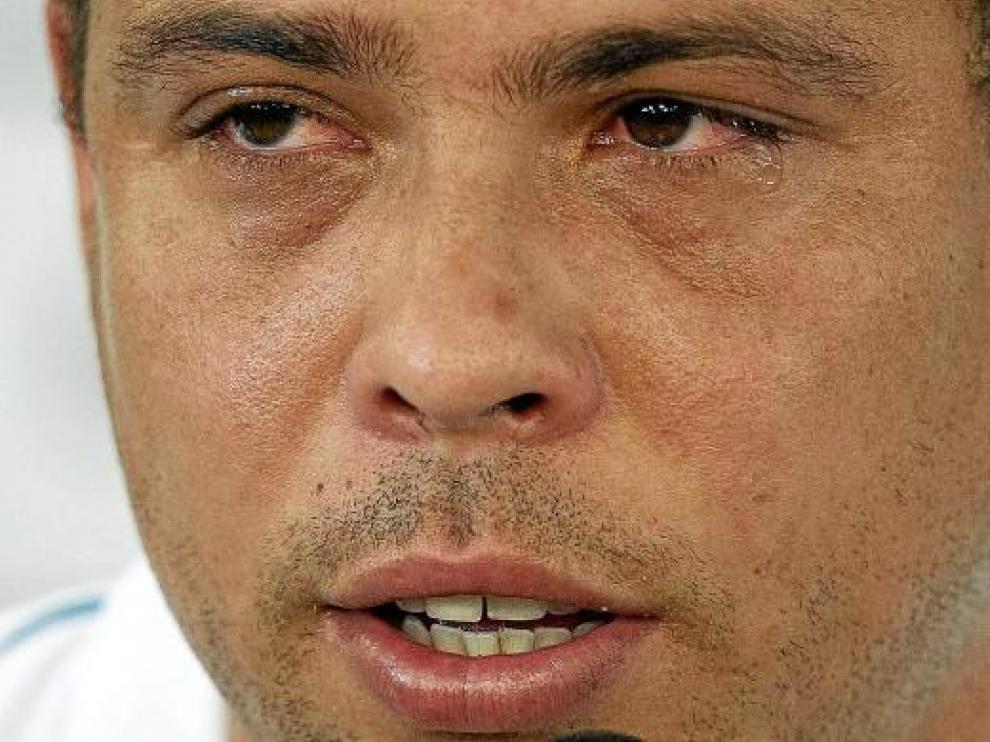 El brasileño Ronaldo, con lágrimas en los ojos, anuncia el final de su carrera deportiva.
