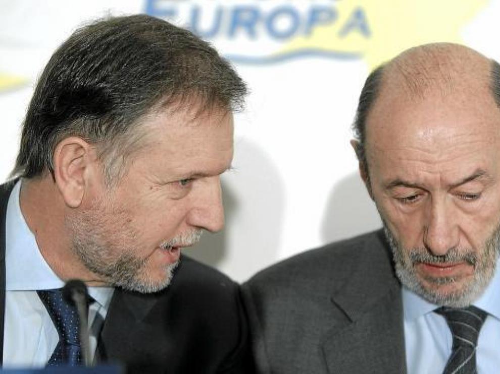 Iglesias, con Pérez Rubalcaba, ayer durante el desayuno informativo del Foro Nueva Economía.