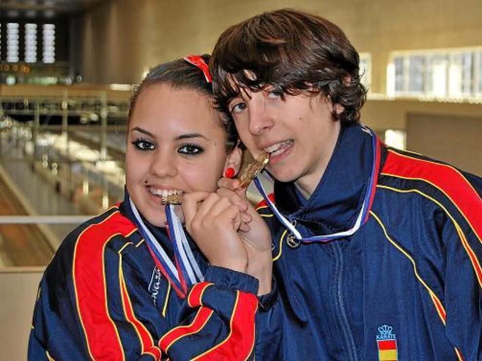Estefanía Vázquez y Nacho Alguacil, ayer, con sus medallas, en la estación de Delicias.