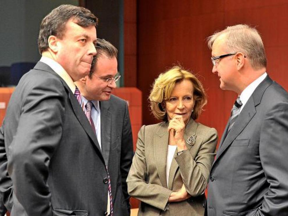 La ministra española Elena Salgado, con colegas europeos, ayer en Bruselas.