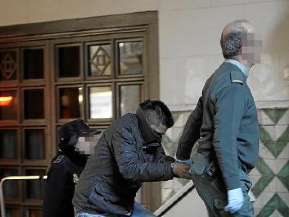 Uno de los acusados, a su llegada a la Audiencia Provincial.