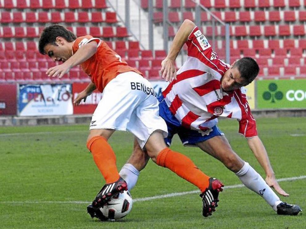 Galán intenta marcharse de un jugador del Girona en el partido de la primera vuelta en Montilivi.
