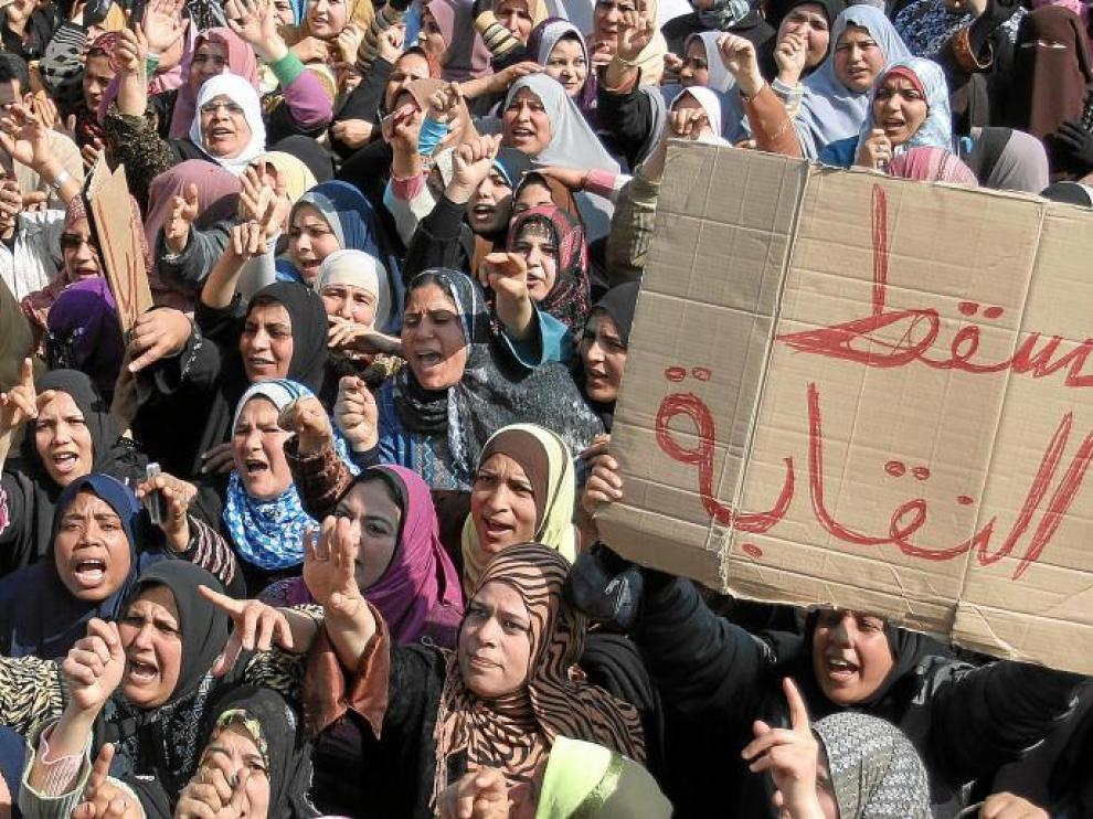 Decenas de mujeres se manifiestan por mejores condiciones laborales, ayer en la ciudad egipcia de Mansoura.