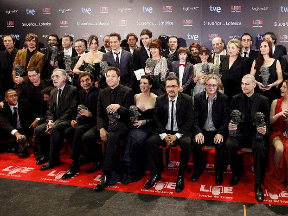 Foto de familia de premiados y presentadores al término de la ceremonia