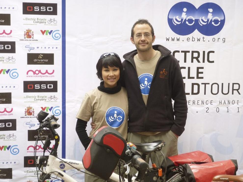 El español Guim Vall junto a su esposa en la presentación de la iniciativa