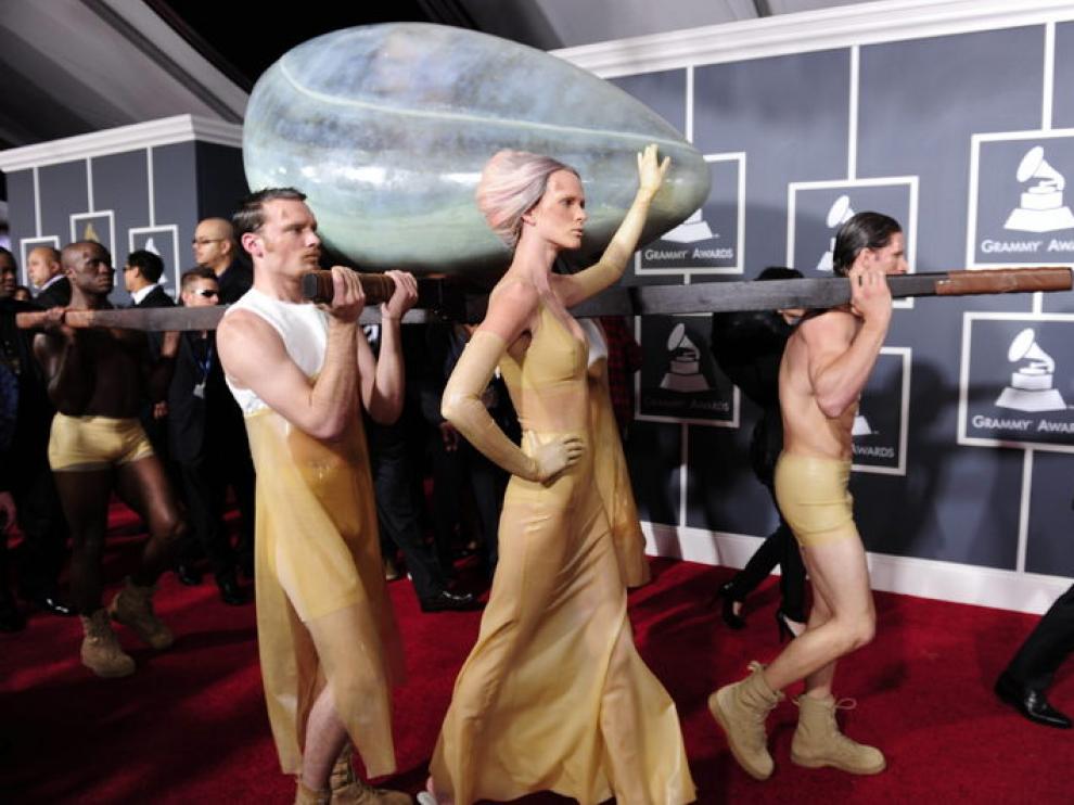 Lady Gaga llegó en un huevo