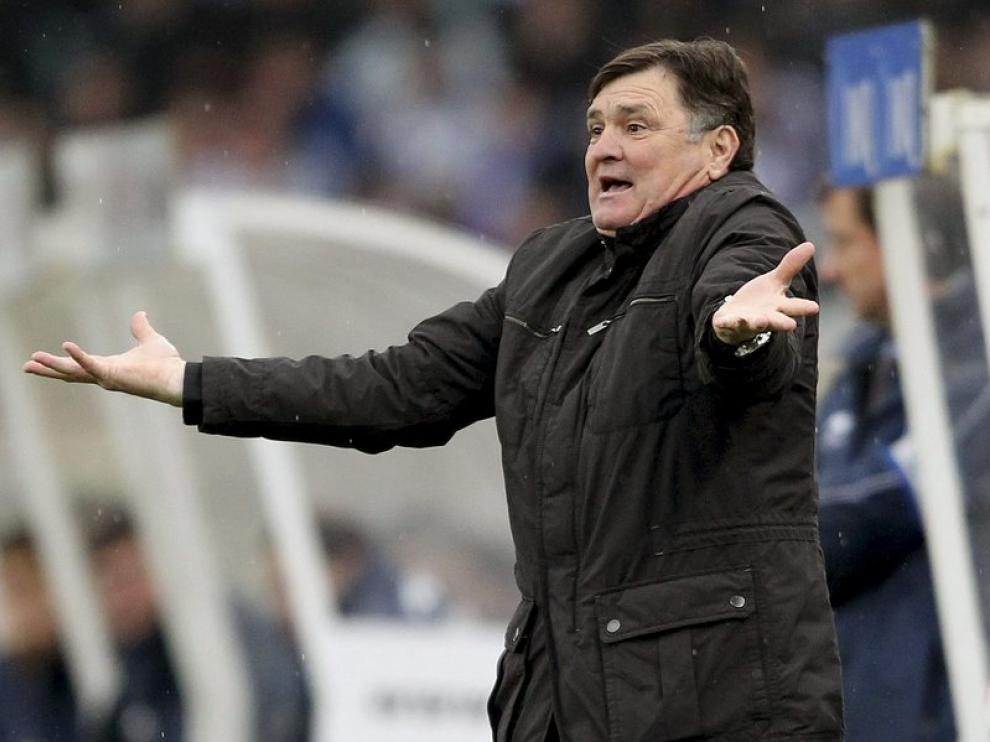 Camacho da instrucciones a sus jugadores durante el partido contra La Real