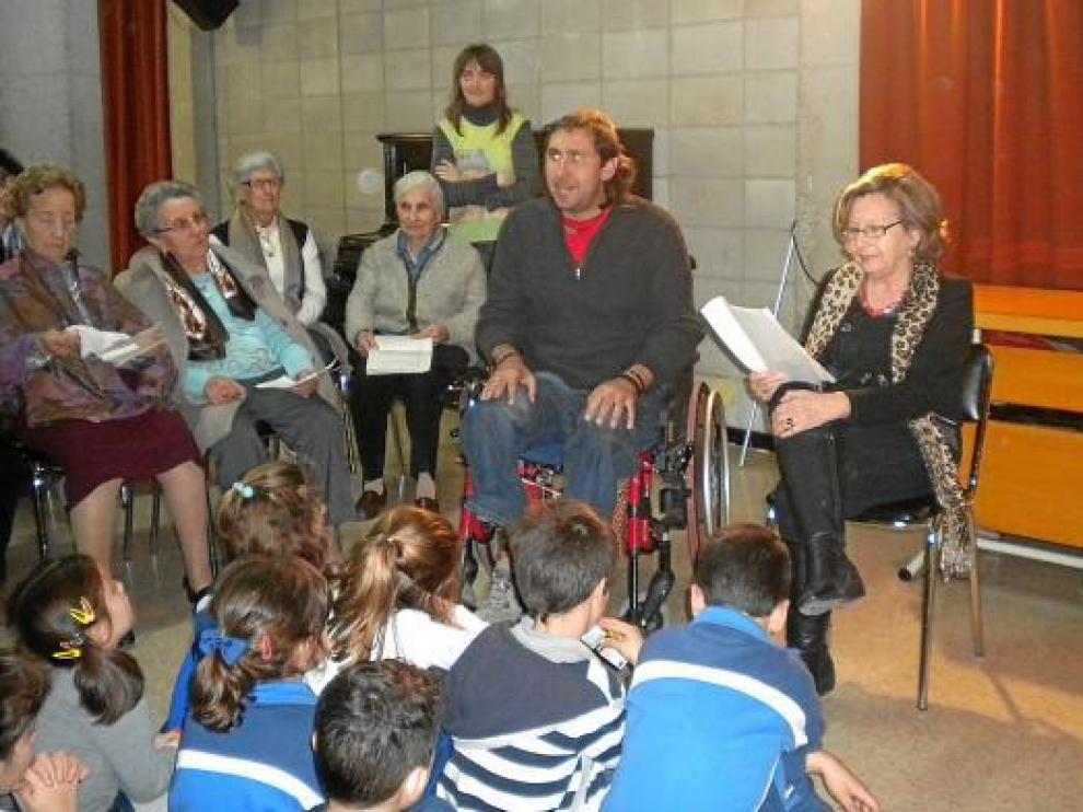 Josan Rodríguez y las integrantes del Grupo de Lectura de Mayores de Cruz Roja, en Santa Rosa.