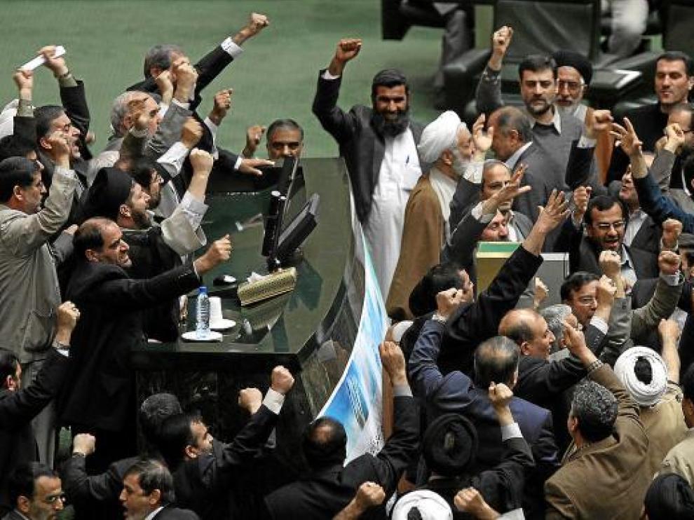 Diputados iraníes piden el procesamiento de los líderes de la oposición, ayer en el Parlamento.