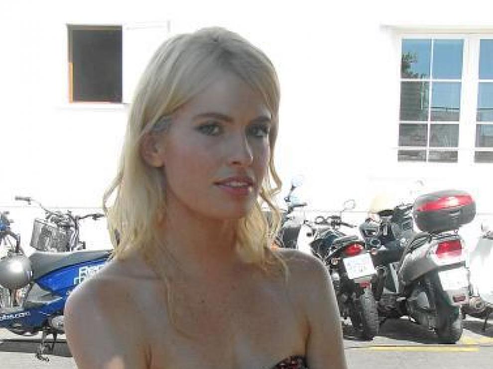 La zaragozana Adriana Abenia, como reportera de 'Sálvame'.
