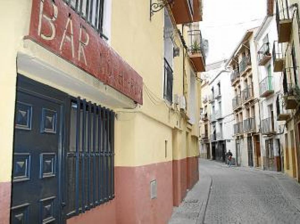 El bar La Noche Roja no ha podido abrir por las humedades.
