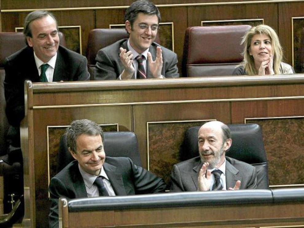 Zapatero, Rubalcaba y otros diputados socialistas, aplaudieron la aprobación de la ley.