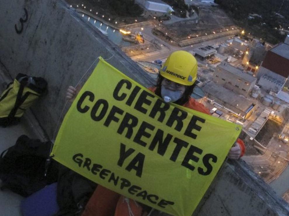 Una de las activistas que ha 'tomado' la central.
