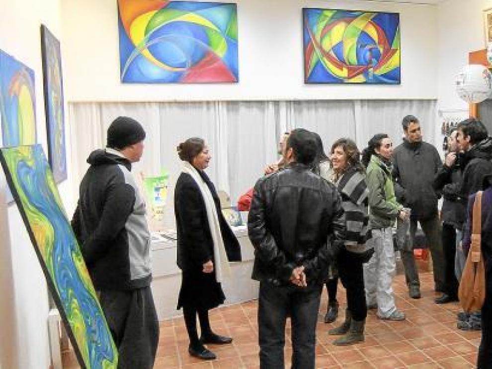 La artista (segunda por la izquierda) recibió a los asistentes en la inauguración de la exposición.