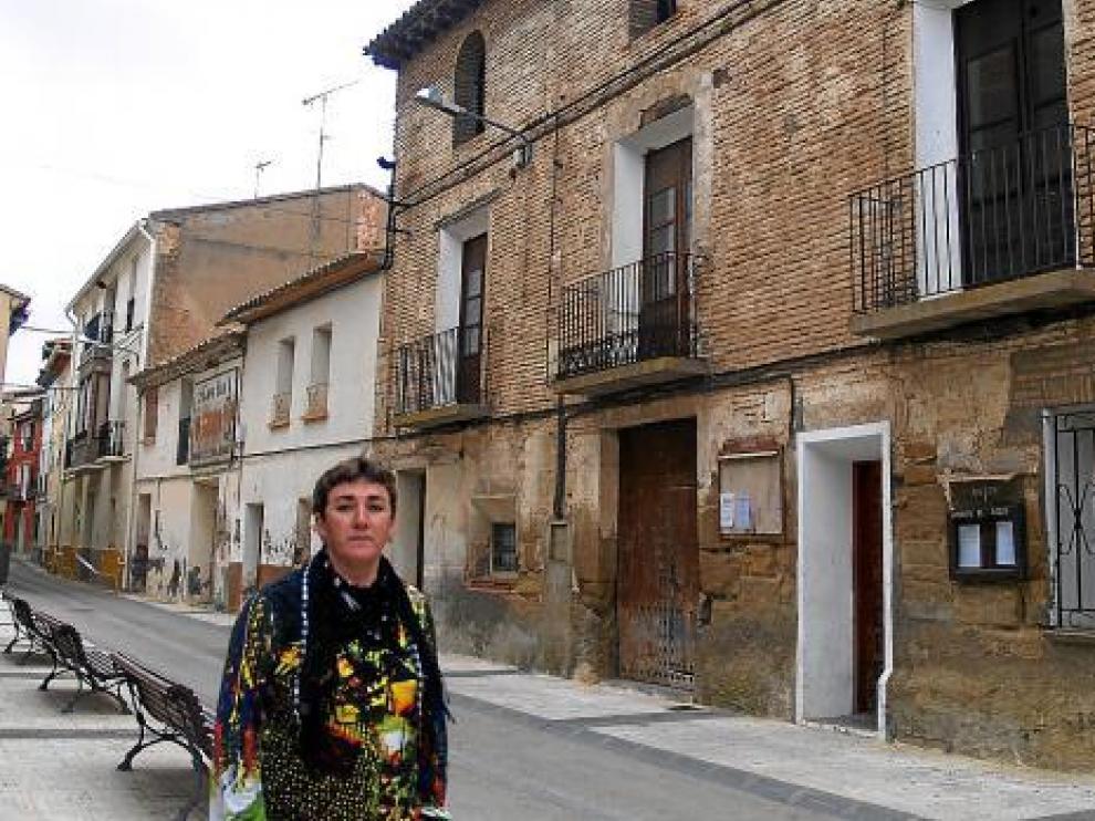 La alcaldesa de Sena, Rocío Sanz, frente a la recién adquirida Casa Abadía.