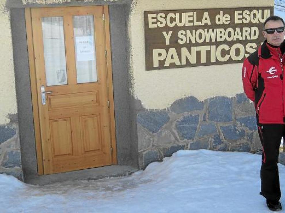 José María Lapuente, en la entrada de la escuela de la estación de esquí de Panticosa.