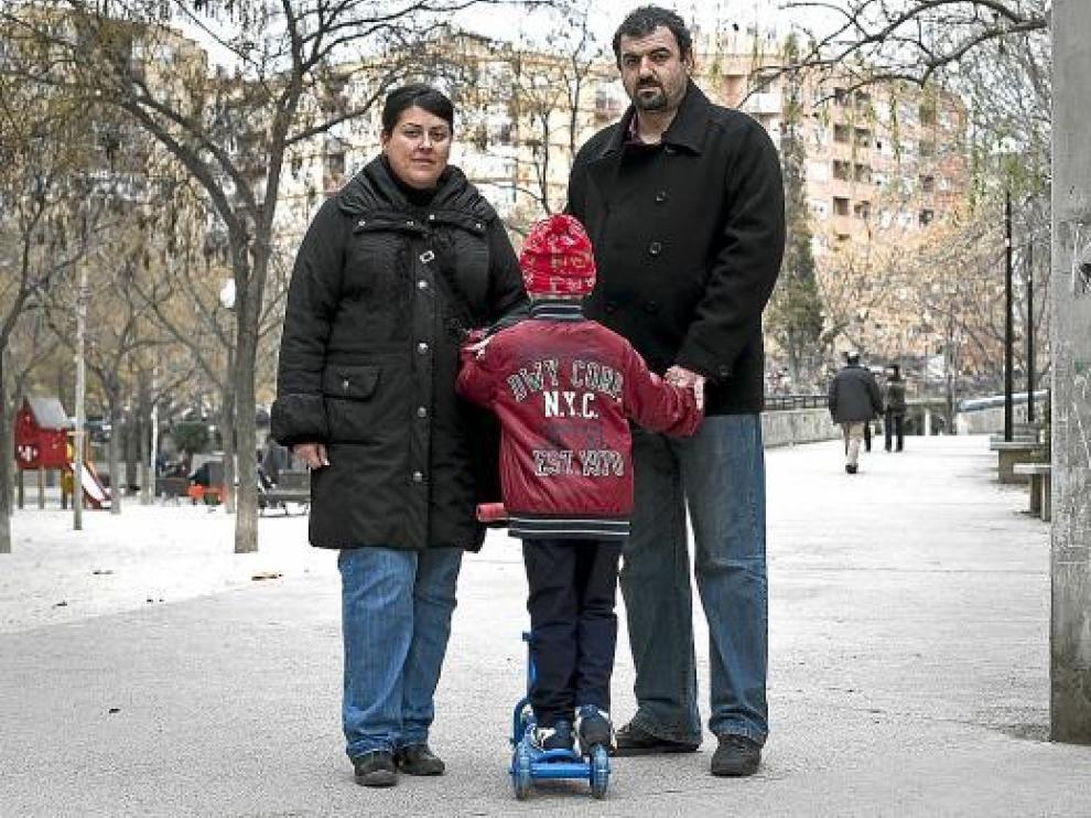Ricardo, de 5 años, con sus padres en el Jardín de la Memoria de San José.
