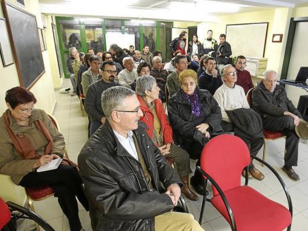 El jefe de la Policía Local, Alberto Edroso, en primer término, acudió a la asamblea de los vecinos.