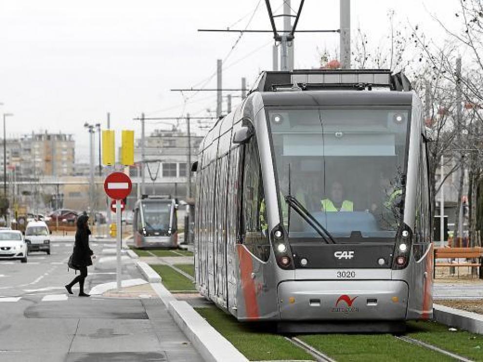 Dos Urbos 3 recorren el paseo de Los Olvidados, en Valdespartera.